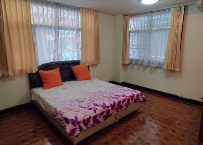 3 bed Condo in Rishi Court Khlong Toei Nuea Sub District C014537
