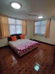 3 bed Condo in Rishi Court Khlong Toei Nuea Sub District C014537