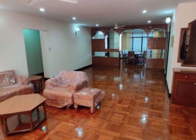 3 bed Condo in Rishi Court Khlong Toei Nuea Sub District C014537