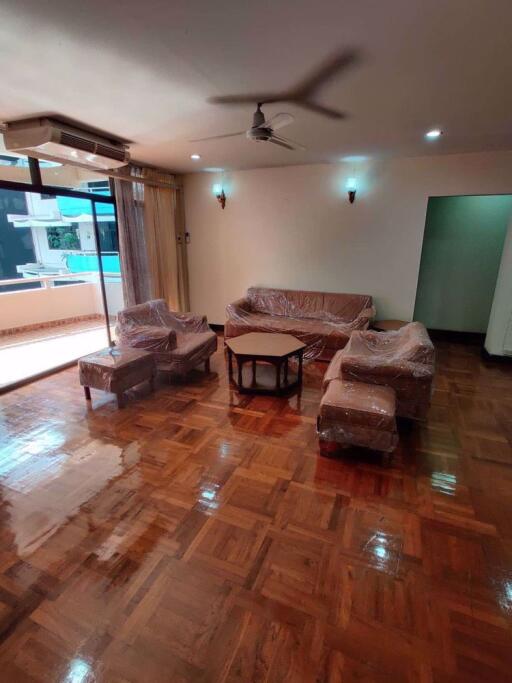 3 bed Condo in Rishi Court Khlong Toei Nuea Sub District C014537