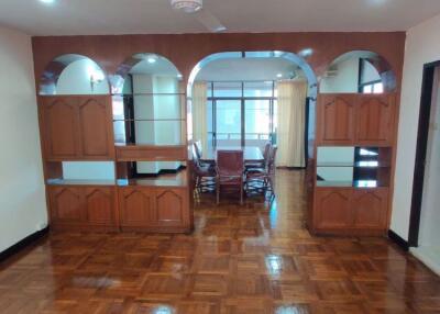 3 bed Condo in Rishi Court Khlong Toei Nuea Sub District C014537