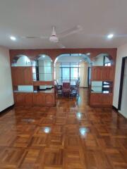 3 bed Condo in Rishi Court Khlong Toei Nuea Sub District C014537