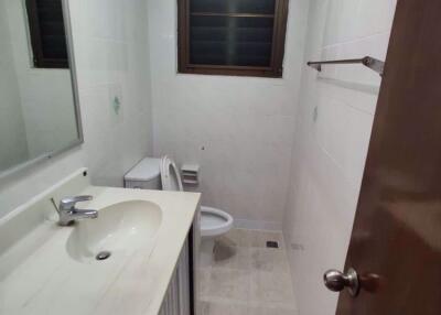 3 bed Condo in Rishi Court Khlong Toei Nuea Sub District C014537