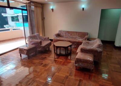 3 bed Condo in Rishi Court Khlong Toei Nuea Sub District C014537