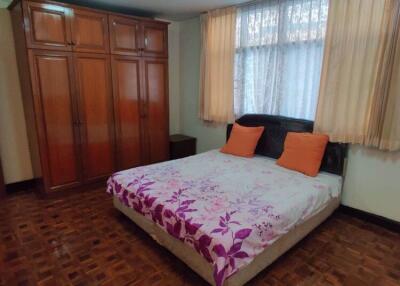 3 bed Condo in Rishi Court Khlong Toei Nuea Sub District C014537