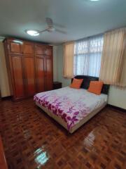 3 bed Condo in Rishi Court Khlong Toei Nuea Sub District C014537