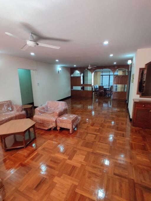 3 bed Condo in Rishi Court Khlong Toei Nuea Sub District C014537