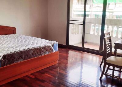 3 bed Condo in Crystal Ville Court Khlong Toei Nuea Sub District C014532