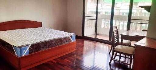 3 bed Condo in Crystal Ville Court Khlong Toei Nuea Sub District C014532