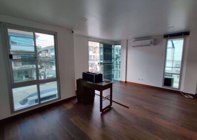 3 bed House in Plus City Park Srinakarin - Suanluang Prawet District H014386