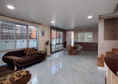 3 bed House in Plus City Park Srinakarin - Suanluang Prawet District H014386