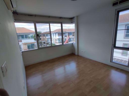 3 bed House in Plus City Park Srinakarin - Suanluang Prawet District H014386