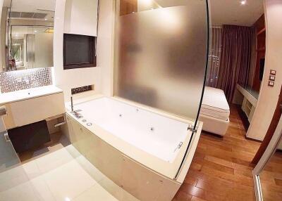 2 bed Condo in The Address Sukhumvit 28 Khlongtan Sub District C014381