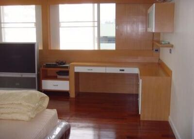 3 bed Condo in Baan Prompong Khlong Tan Nuea Sub District C014162