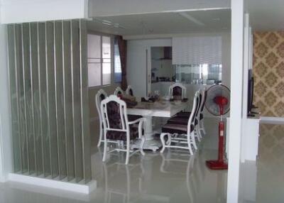 3 bed Condo in Baan Prompong Khlong Tan Nuea Sub District C014162