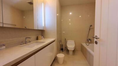 2 bed Condo in Q Langsuan Lumphini Sub District C014095