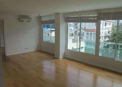 1 bed Condo in Focus on Saladaeng Bang Rak District C014040