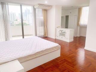 2 bed Condo in Supalai Place Condominium Khlong Tan Nuea Sub District C014008