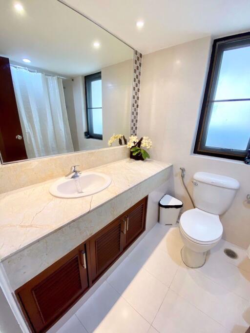 3 bed Condo in Baan Suanpetch Khlong Toei Nuea Sub District C013983