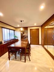 3 bed Condo in Baan Suanpetch Khlong Toei Nuea Sub District C013983