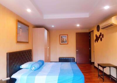 2 bed Condo in Avenue 61 Khlong Tan Nuea Sub District C013949