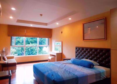 2 bed Condo in Avenue 61 Khlong Tan Nuea Sub District C013949