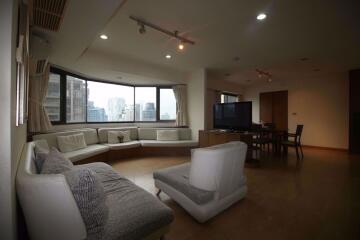 2 bed Condo in Baan Suanpetch Khlong Toei Nuea Sub District C013865
