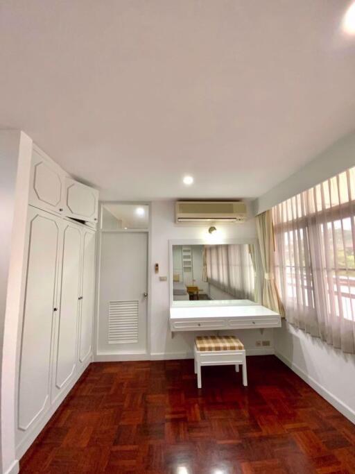 4 bed Condo in TPJ Condominium Khlong Tan Nuea Sub District C013763
