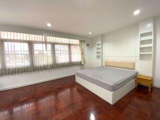 4 bed Condo in TPJ Condominium Khlong Tan Nuea Sub District C013763