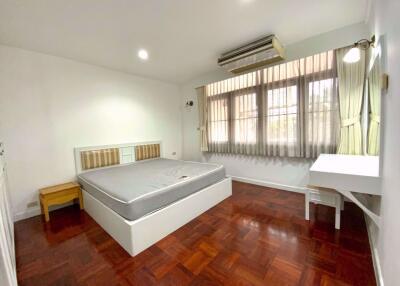 4 bed Condo in TPJ Condominium Khlong Tan Nuea Sub District C013742