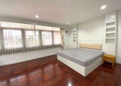 4 bed Condo in TPJ Condominium Khlong Tan Nuea Sub District C013742