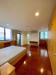 2 bed Condo in Supalai Place Condominium Khlong Tan Nuea Sub District C013636