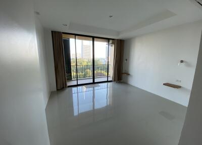 Unfurnished Condo for Sale in Thepthip Mansion