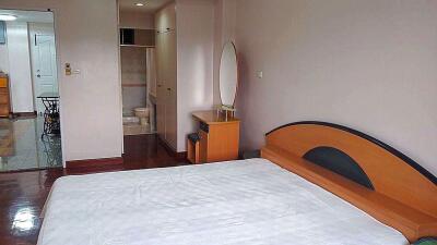 2 bed Condo in Areesamphan Park Samsennai Sub District C013467