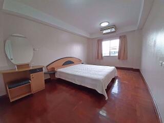 2 bed Condo in Areesamphan Park Samsennai Sub District C013467