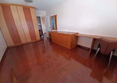 2 bed Condo in Areesamphan Park Samsennai Sub District C013465