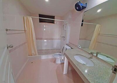 2 bed Condo in Areesamphan Park Samsennai Sub District C013465