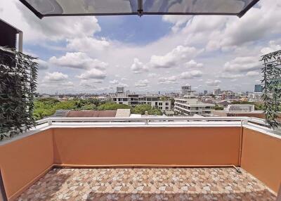 2 bed Condo in Areesamphan Park Samsennai Sub District C013465