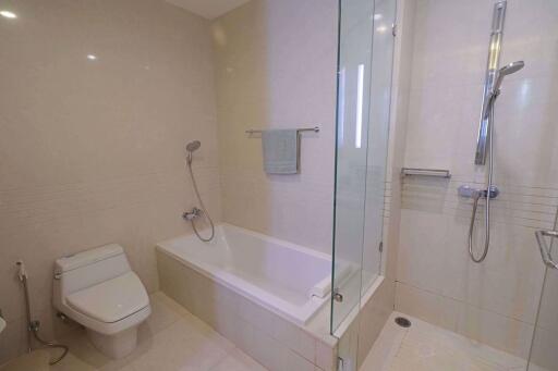 2 bed Condo in Q Langsuan Lumphini Sub District C013366