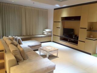 2 bed Condo in The Emporio Place Khlongtan Sub District C013249