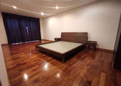 3 bed Condo in The Niche Sukhumvit 49 Khlong Tan Nuea Sub District C013213