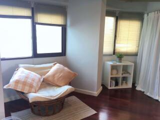 2 bed Condo in Modern Town Khlong Tan Nuea Sub District C013210