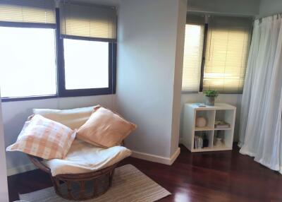 2 bed Condo in Modern Town Khlong Tan Nuea Sub District C013210