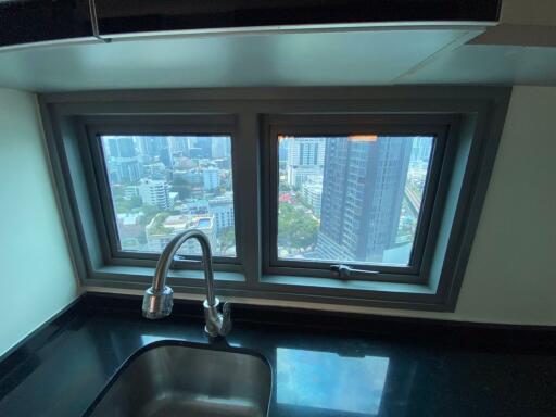 3 bed Condo in The Crest Sukhumvit 34 Khlongtan Sub District C013156