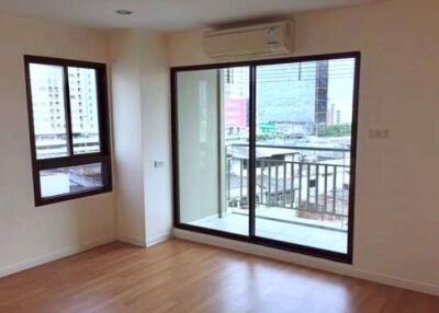 2 bed Condo in Lumpini Place Pinklao 2 Arunammarin Sub District C013058