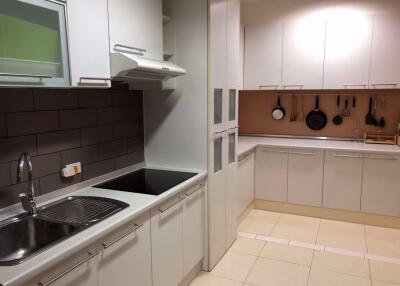 3 bed Condo in Grand Park View Khlong Toei Nuea Sub District C012978