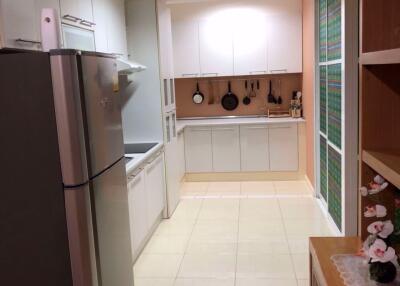 3 bed Condo in Grand Park View Khlong Toei Nuea Sub District C012978