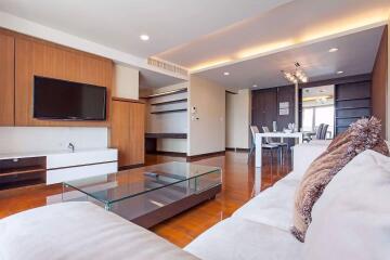 2 bed Condo in Richmond Hills Residence Khlong Tan Nuea Sub District C012917