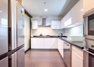 2 bed Condo in Richmond Hills Residence Khlong Tan Nuea Sub District C012917