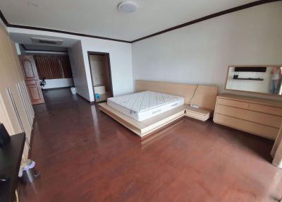 4 bed Condo in Royal Castle Pattanakarn Suanluang Sub District C012807